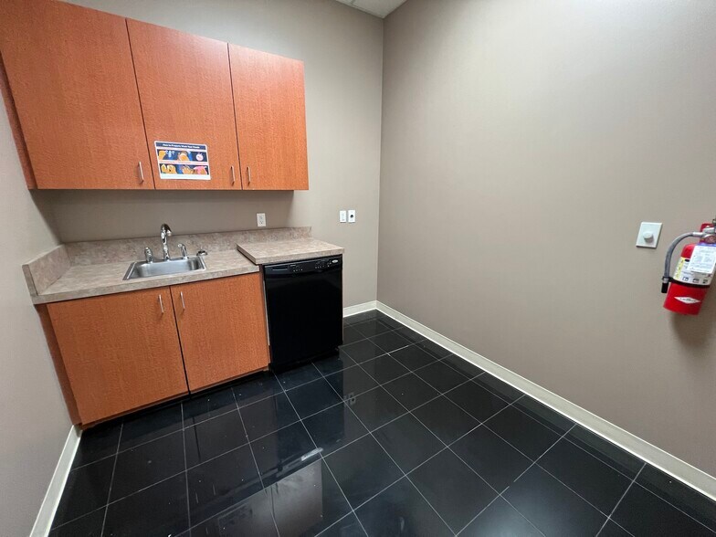 More Photos Of 2315 W Arbors Dr, Charlotte Medical For Lease