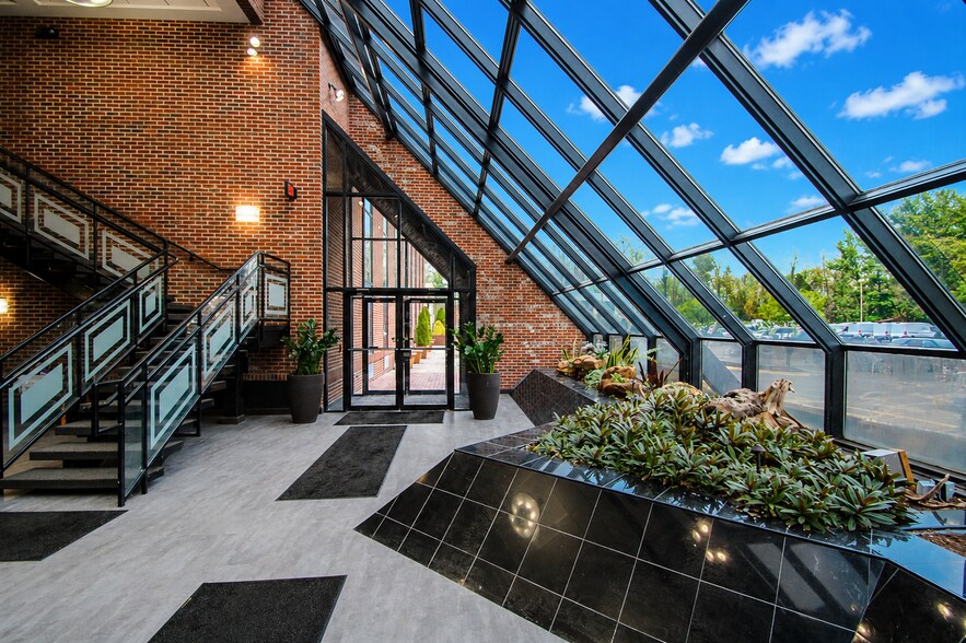 More Photos Of 9911 Shelbyville Rd, Louisville Office For Lease
