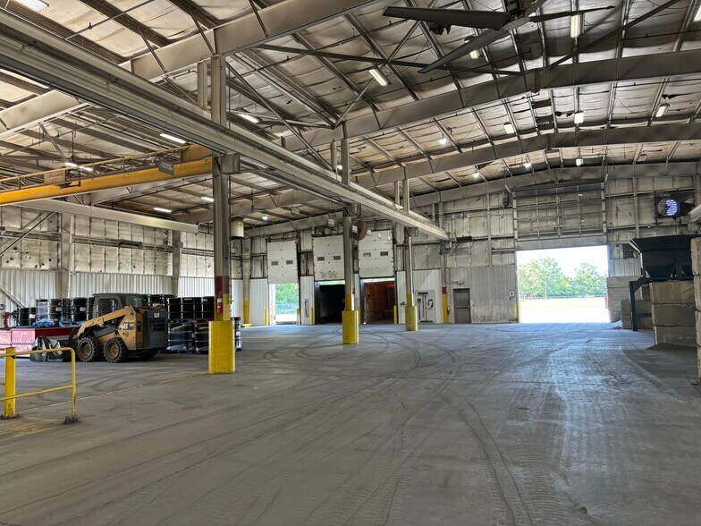 More Photos Of 2703 W 9th St, Marion Industrial For Lease