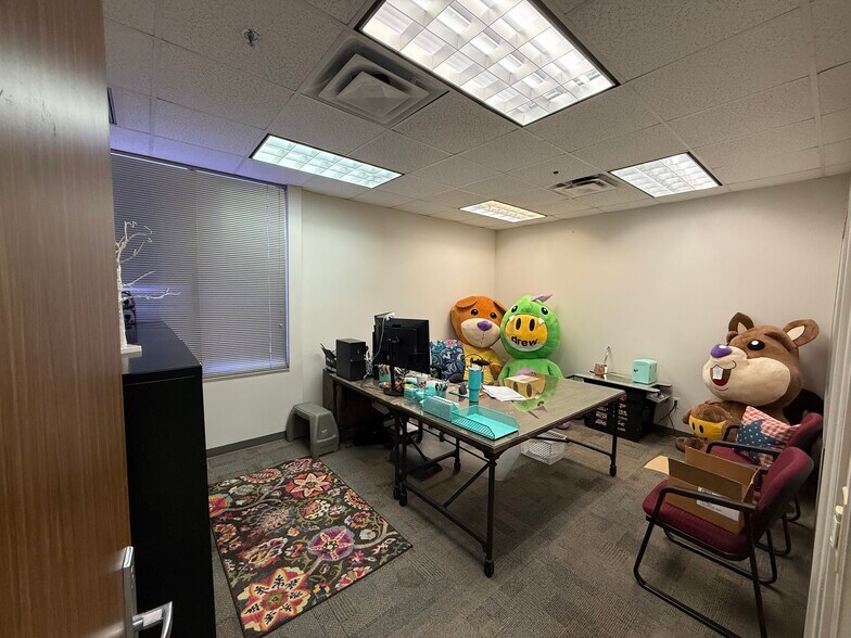 More Photos Of 4393 Sunbelt Dr, Addison Flex For Lease