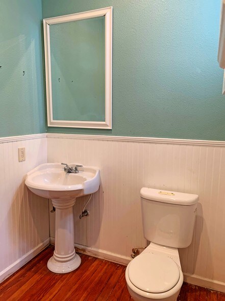 More Photos Of 127 Lewis St, San Antonio Office For Sale