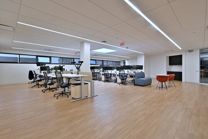 More Photos Of 2100 W 21st St, Broadview Light Manufacturing For Lease