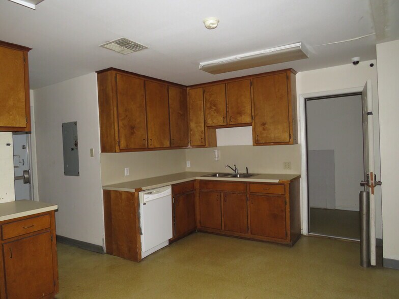 More Photos Of 1205-1211 W Austin St, Port Lavaca Office For Sale