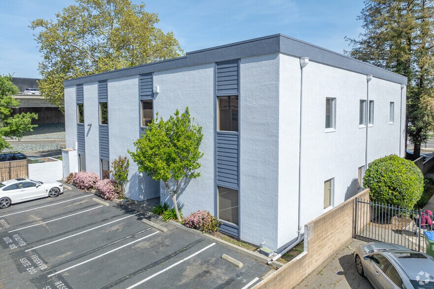 More Photos Of 3000 T St, Sacramento Office For Lease