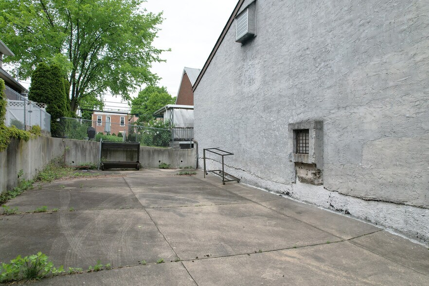 More Photos Of 560 Main St, Fort Lee Freestanding For Sale