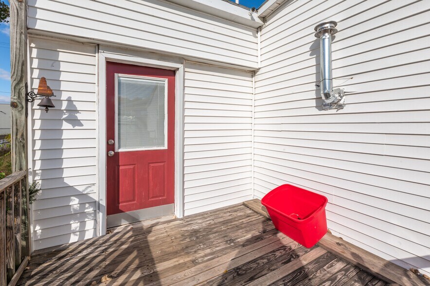 More Photos Of 3905 32nd St, Port Huron Truck Terminal For Sale