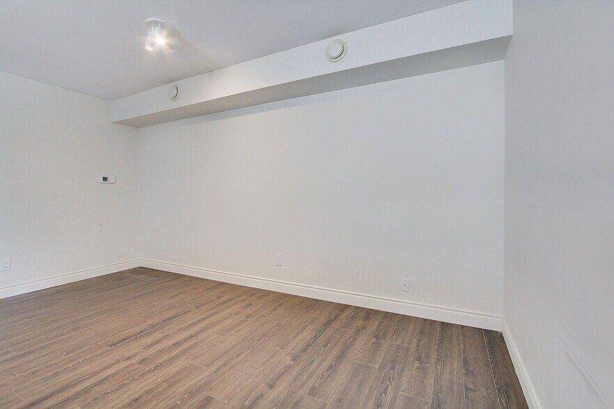 More Photos Of 395 Bay St W, Brock Office For Sale