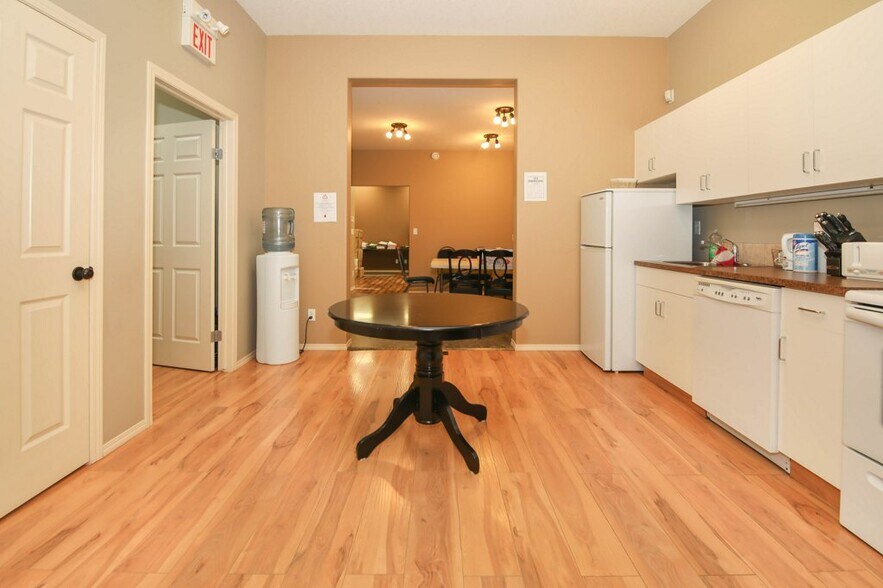 More Photos Of 5209 49A Ave, Bentley Office For Sale