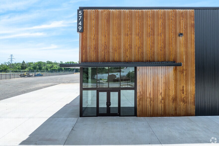 More Photos Of 5749 Parker Henderson Rd, Fort Worth Service For Lease