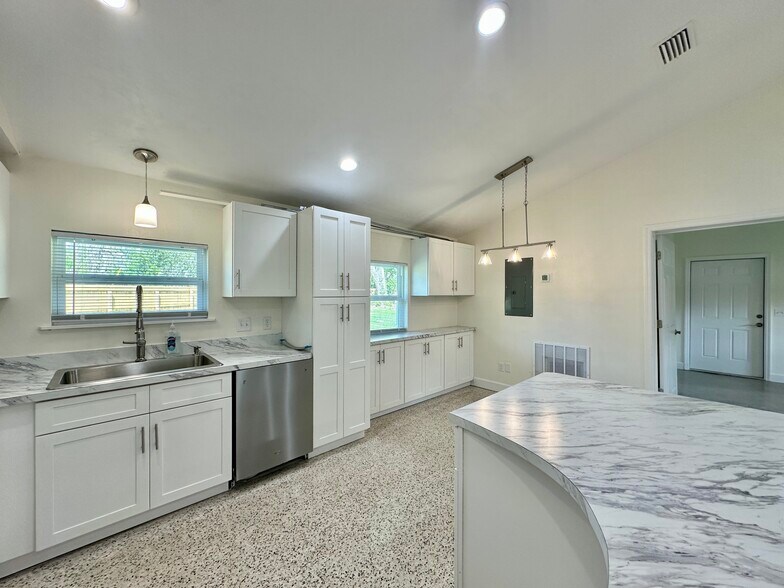 More Photos Of 7316 NE Waldo Rd, Gainesville Office For Lease