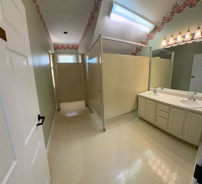 More Photos Of 1369 W Andrew Johnson Hwy, Morristown Medical For Lease