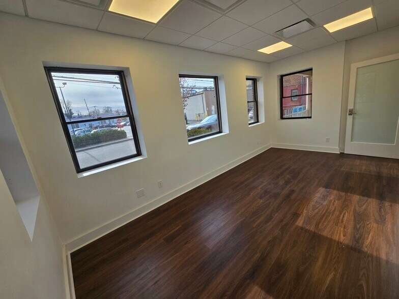 More Photos Of 19 Orchard St, Manhasset Office For Lease
