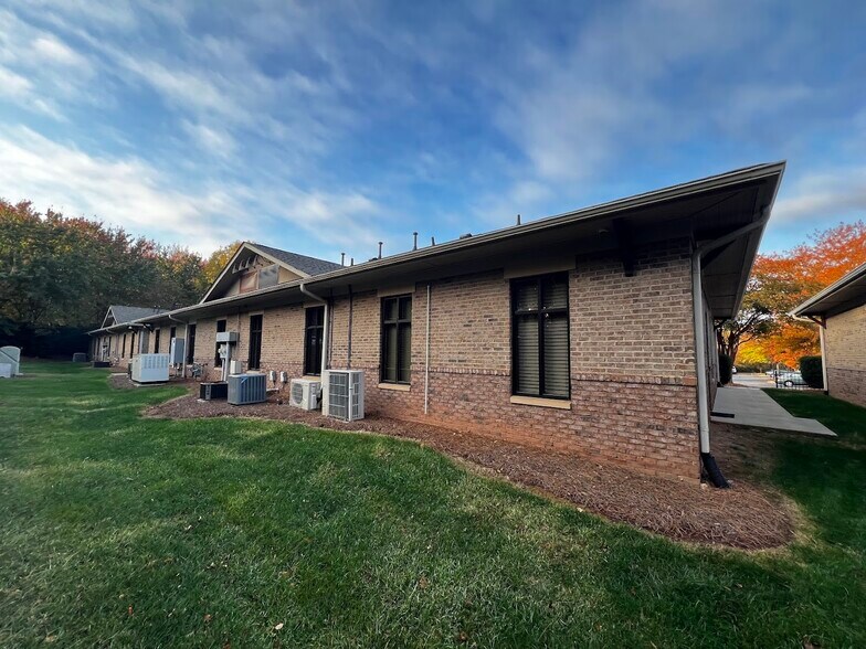 More Photos Of 1258 Mann Dr, Matthews Medical For Sale