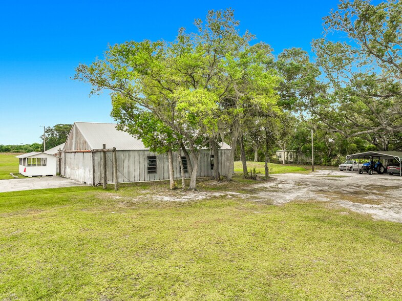 More Photos Of 7001 W Jones Ave, Mount Dora Airplane Hangar For Sale
