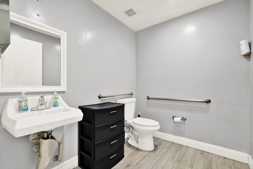More Photos Of 7860 NW 46th St, Doral Distribution For Lease