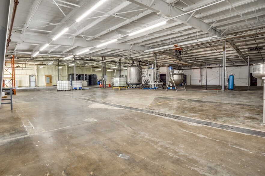 More Photos Of 338 Cliff Dr, Graham Manufacturing For Lease