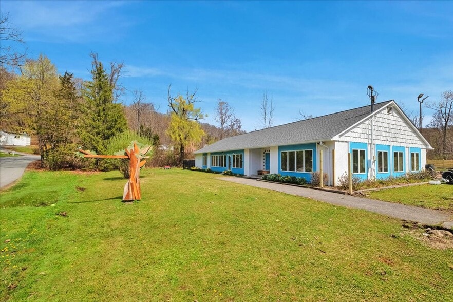 More Photos Of 4 Glenna Dr, Carmel Specialty For Sale