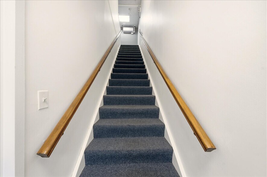 More Photos Of 20 North Ave, Larchmont Warehouse For Lease