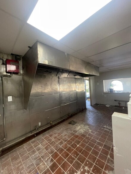 More Photos Of 4450 Rocky River Dr, Cleveland Fast Food For Lease