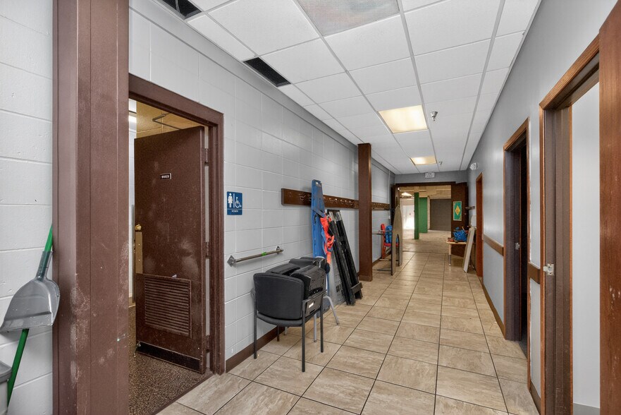 More Photos Of 1017 E 7th St N, Newton Office For Sale