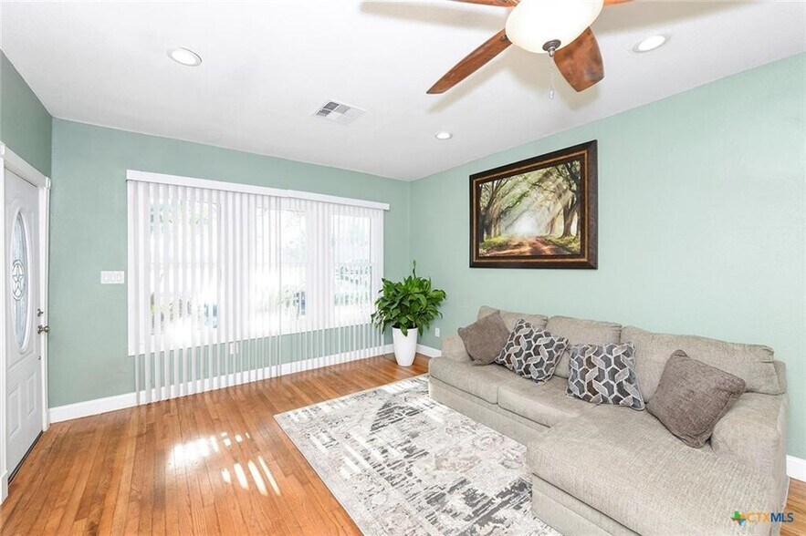 More Photos Of 1440 Business 35 Ave, New Braunfels Office For Sale