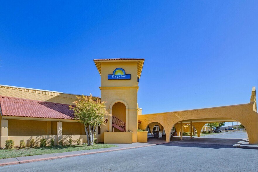 More Photos Of 2005 Veterans Blvd, Del Rio Hotel For Sale