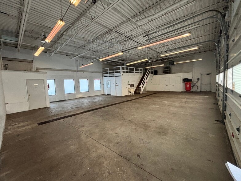 More Photos Of 124 Anne St, Barrie Auto Repair For Sale