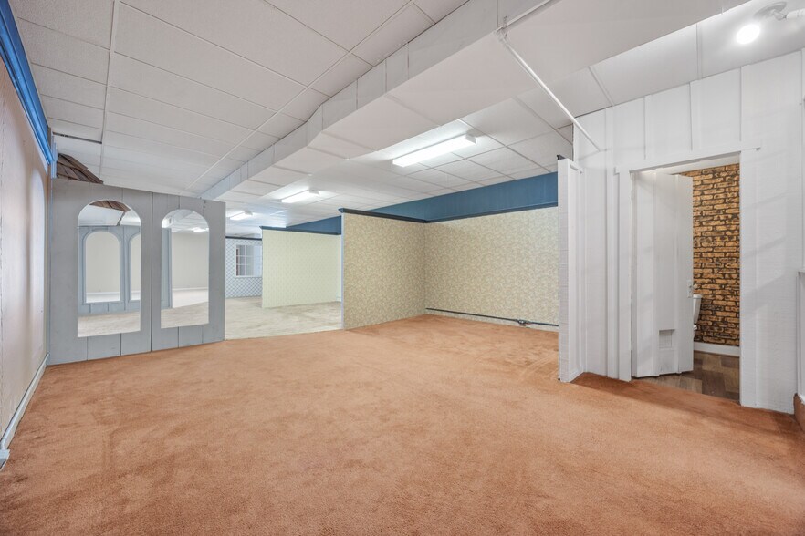 More Photos Of 121 W 5th St, Tipton Showroom For Sale