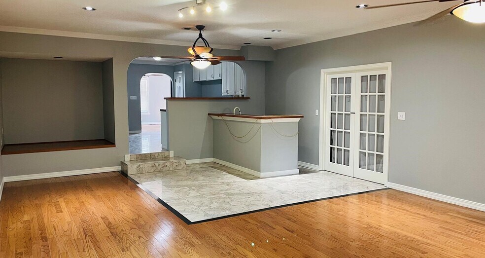 More Photos Of 1925 Hickory Dr, Haltom City Office Residential For Lease