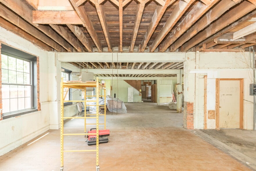 More Photos Of 1340 W Main St, Wytheville Loft Creative Space For Sale