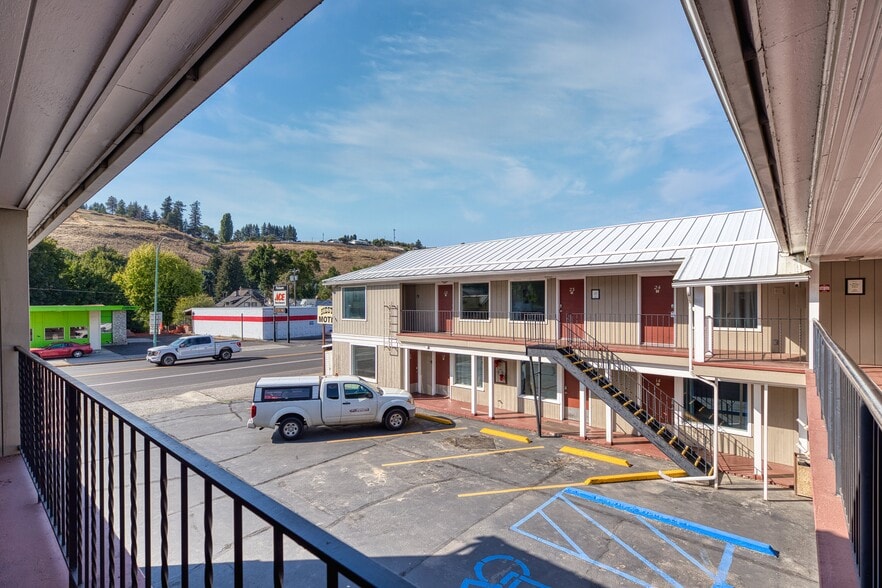 More Photos Of 615 S Main St, Colfax Hotel For Sale