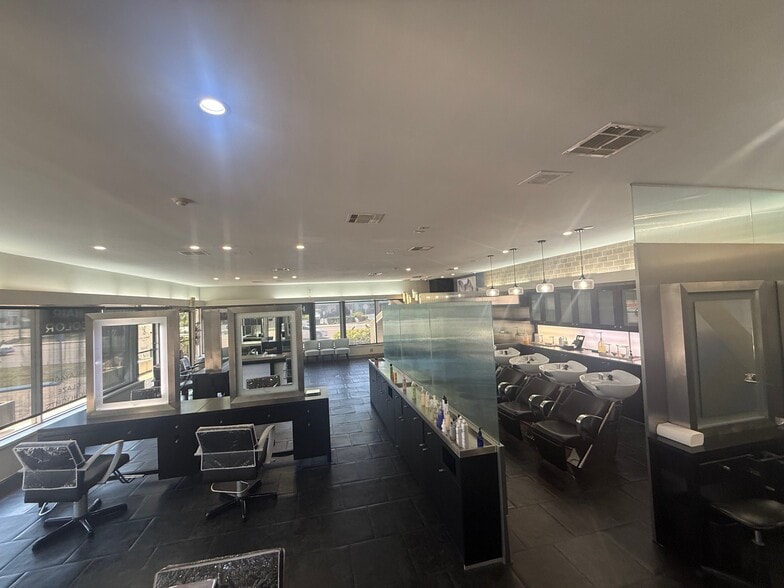 More Photos Of 2345 Bee Ridge Rd, Sarasota Storefront Retail Office For Sale