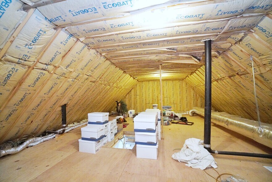 More Photos Of 1562 Drumgoole Rd E, Staten Island Medical For Sale