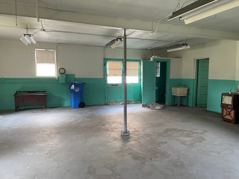 More Photos Of 260 Calvary St, Waltham Light Distribution For Lease