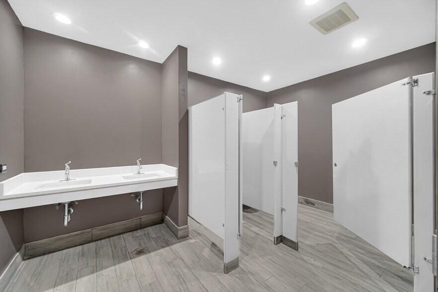 More Photos Of 5010-5050 S State St, Chicago Storefront Retail Office For Lease