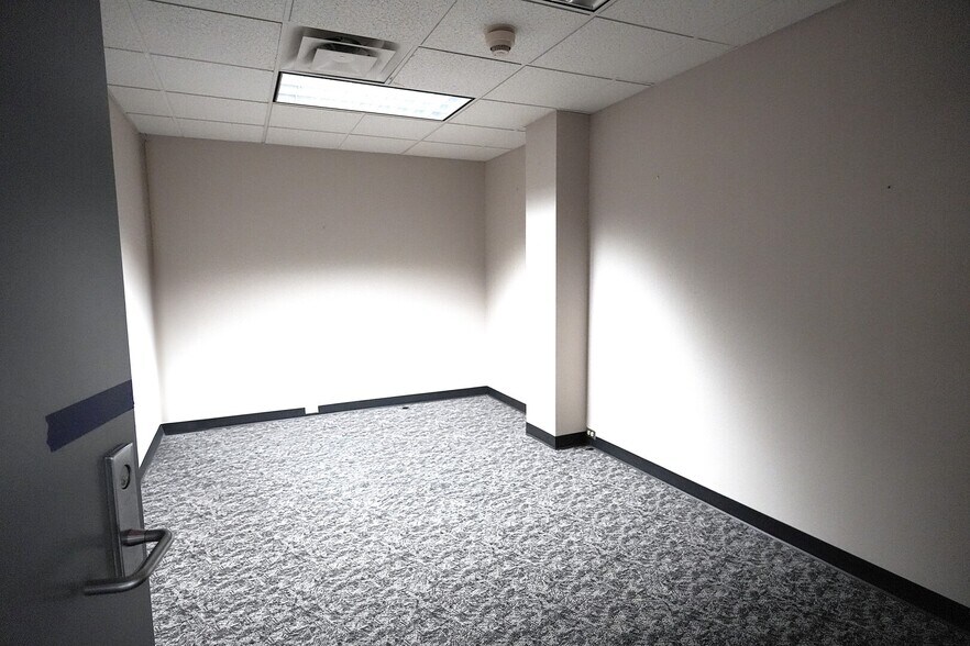 More Photos Of 646 Chicago Rd, Chicago Heights Office For Lease