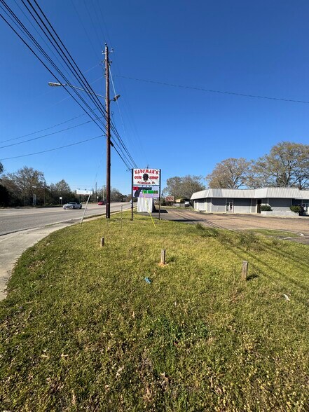 More Photos Of 990 N Daleville Ave, Daleville Warehouse For Sale