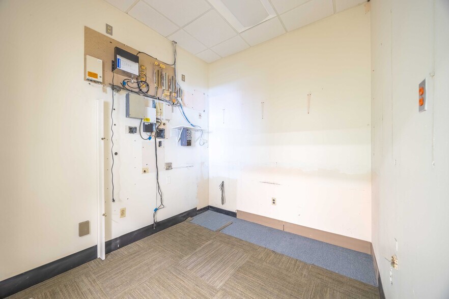 More Photos Of 43-47 Nason St, Maynard Bank For Lease