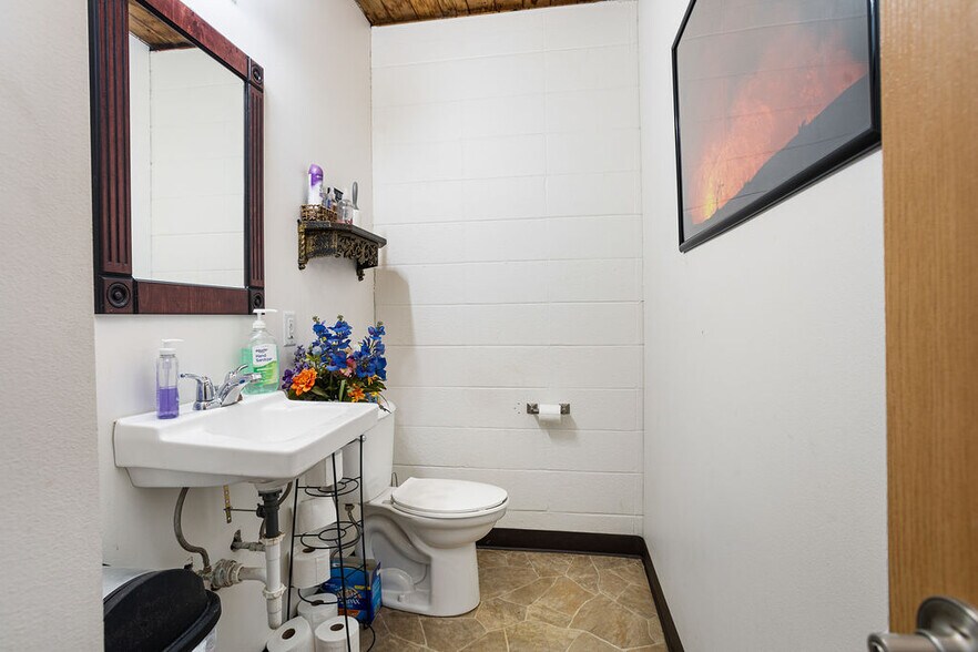 More Photos Of 2001 8th Ave SE, Minot General Retail For Sale