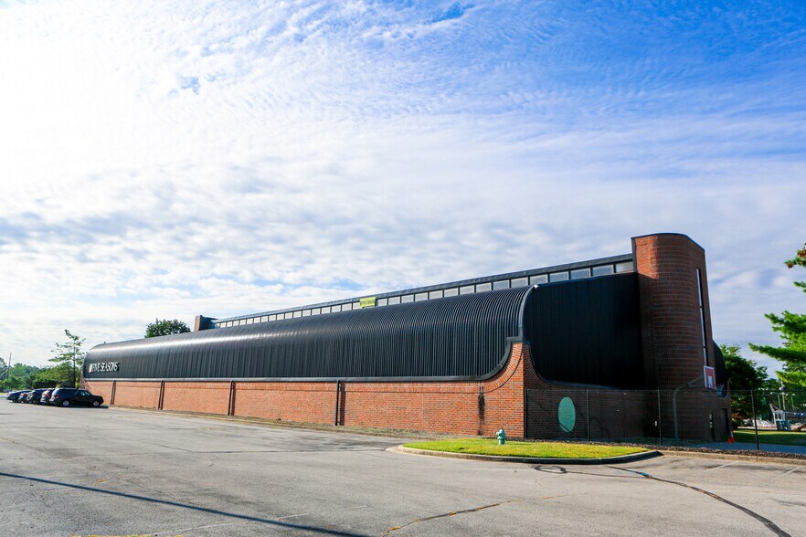 More Photos Of 1300 E 96th St, Indianapolis Health Club For Lease