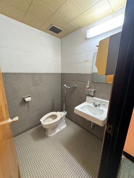 More Photos Of 40 E Simmons St, Galesburg Flex For Sale