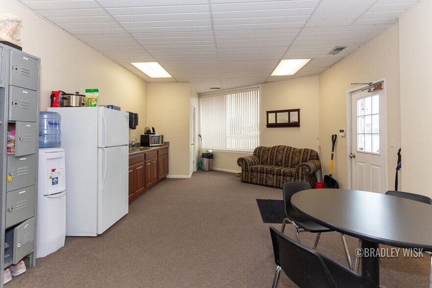 More Photos Of 581 Ottawa Ave, Holland Light Distribution For Sale