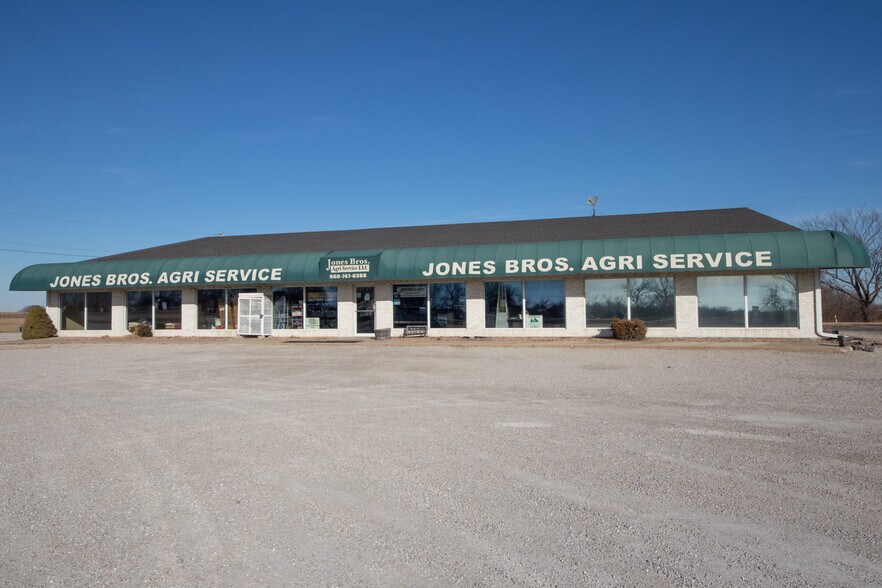 More Photos Of 375 NW US Highway 50, Centerview Light Distribution For Sale