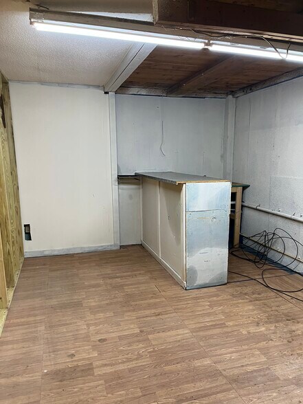 More Photos Of 992 W Park Dr, Anderson Manufacturing For Lease