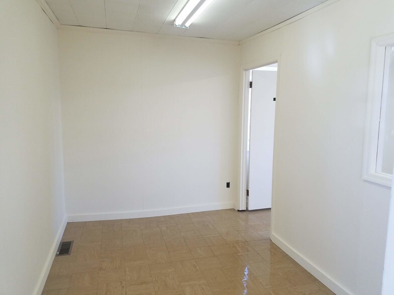 More Photos Of 99 Commerce St, Norwalk Manufacturing For Lease