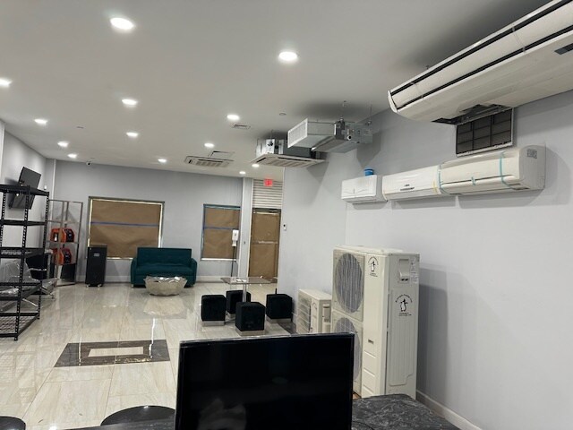 More Photos Of 19-29 Lafayette St, Hartford Distribution For Sale