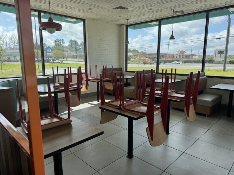 More Photos Of 6110 Oak St, Eastman Restaurant For Sale