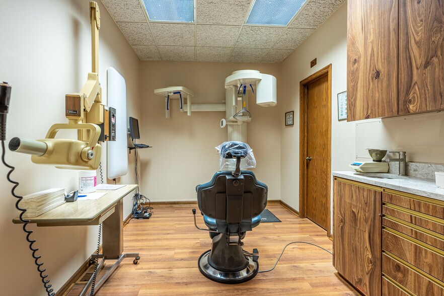 More Photos Of 915 N Milwaukee Ave, Libertyville Office For Sale