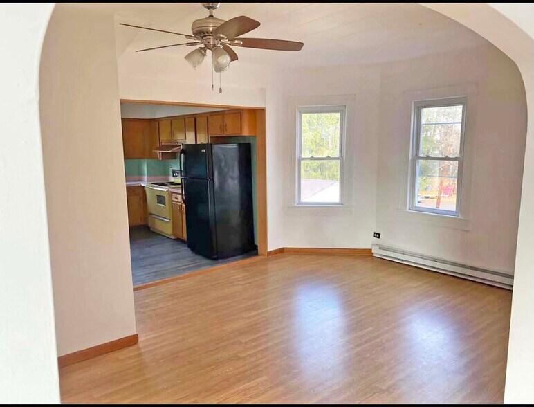 More Photos Of 129 Pike St, Carbondale Bar For Sale