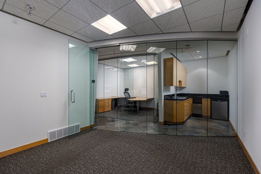 More Photos Of 7390 Creek Rd, Sandy Office For Lease